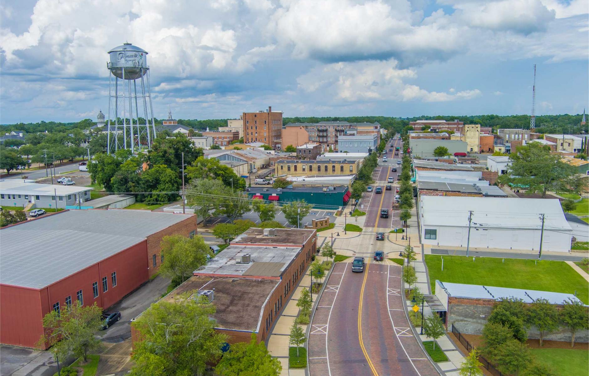 Aerial image of West Jackson Street, emphasizing the pedestrian friendly elements of the new streetscape as well as how the street extends the walkable core. Copyright: City of Thomasville